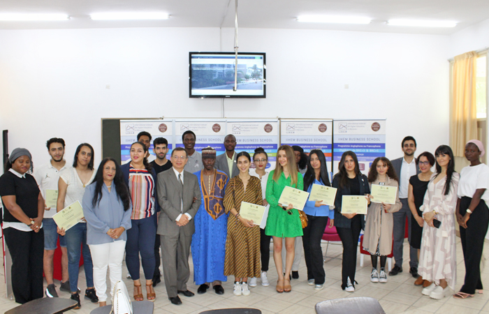 Distribution de certificats aux participants à l'atelier « VNR and VLR Workshop for Youth-Led Organizations »